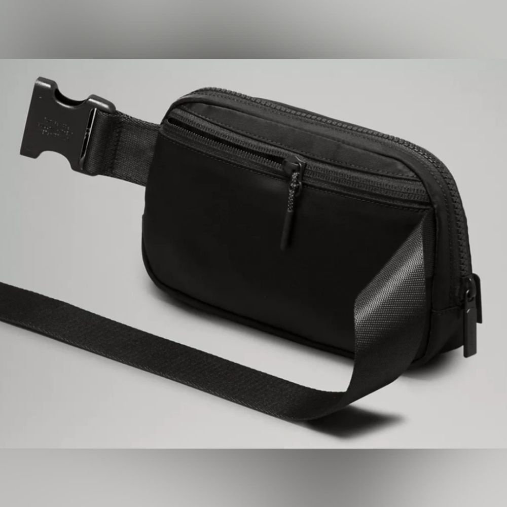 Lululemon Everywhere Beltbag 1L color- Black/Black New! - Picture 3 of 4